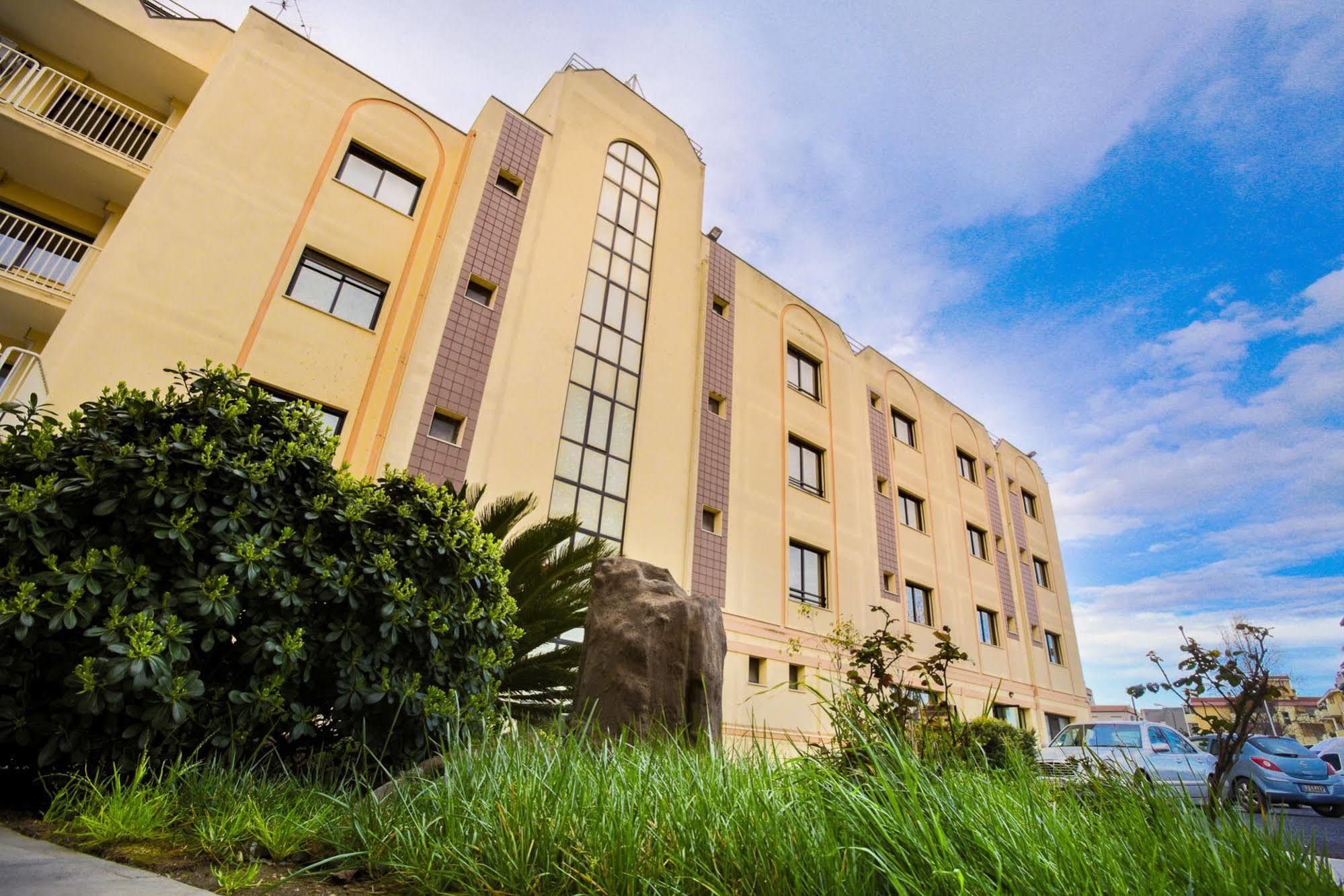 Fly Hotel Cagliari Assemini Esterno foto