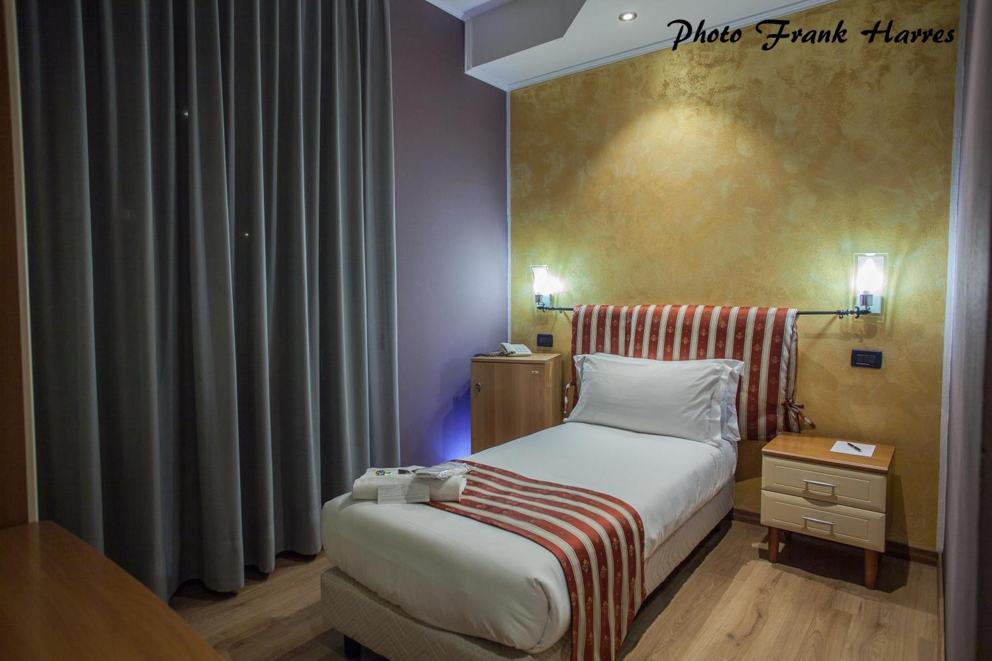Fly Hotel Cagliari Assemini Esterno foto