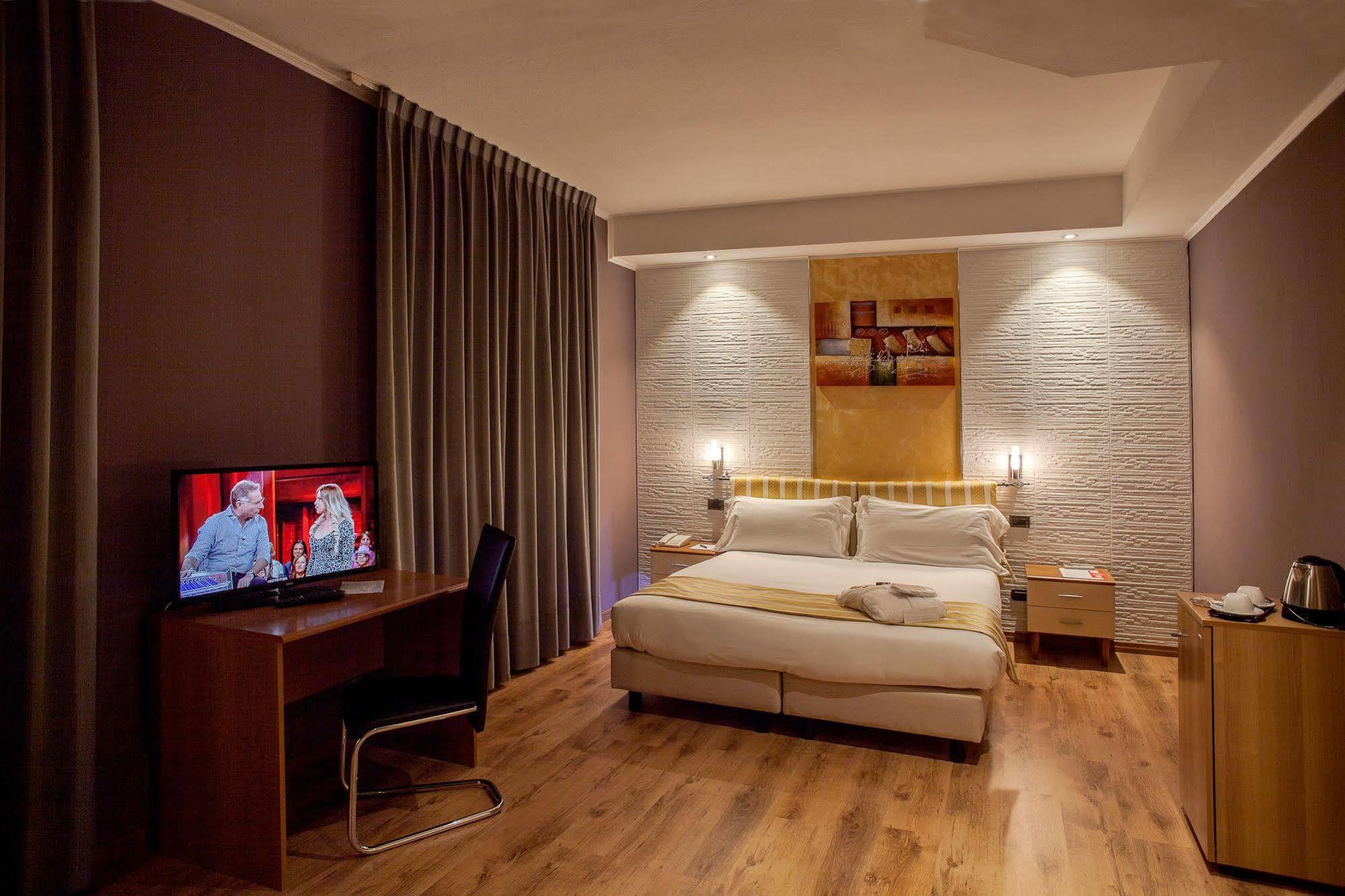 Fly Hotel Cagliari Assemini Esterno foto