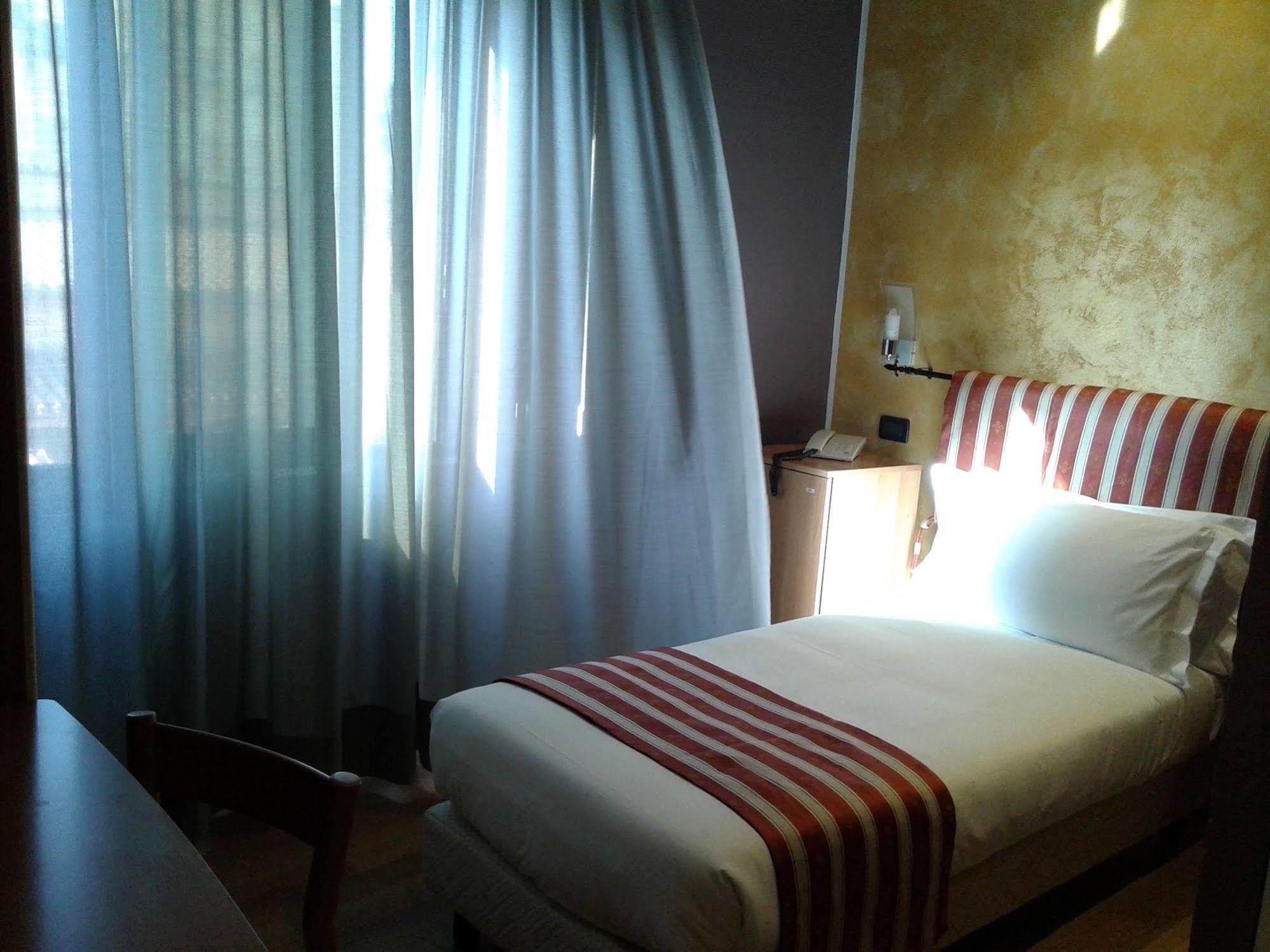 Fly Hotel Cagliari Assemini Esterno foto