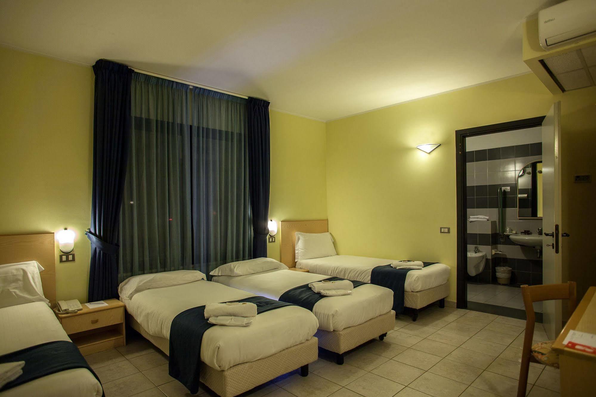 Fly Hotel Cagliari Assemini Esterno foto