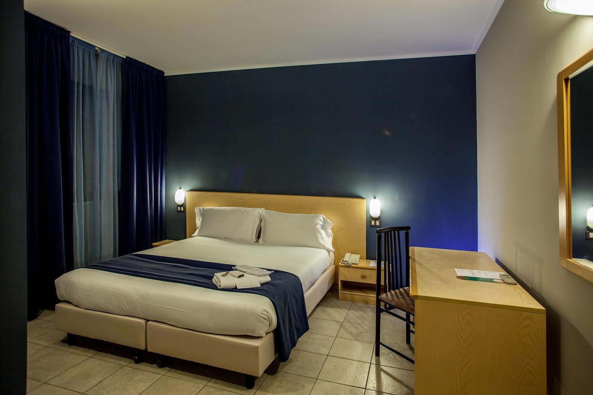 Fly Hotel Cagliari Assemini Esterno foto