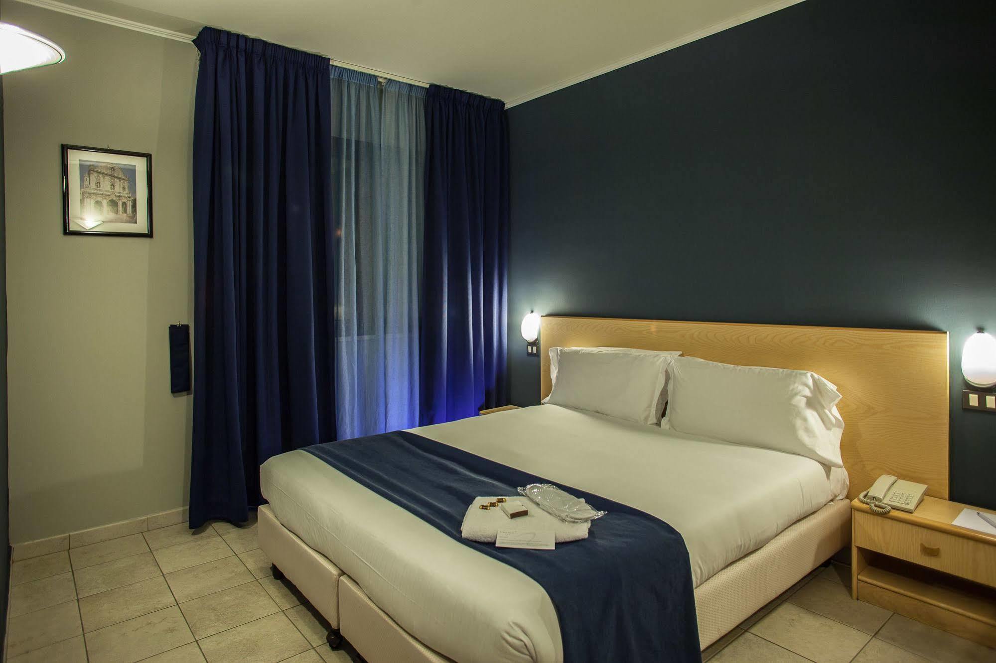 Fly Hotel Cagliari Assemini Esterno foto
