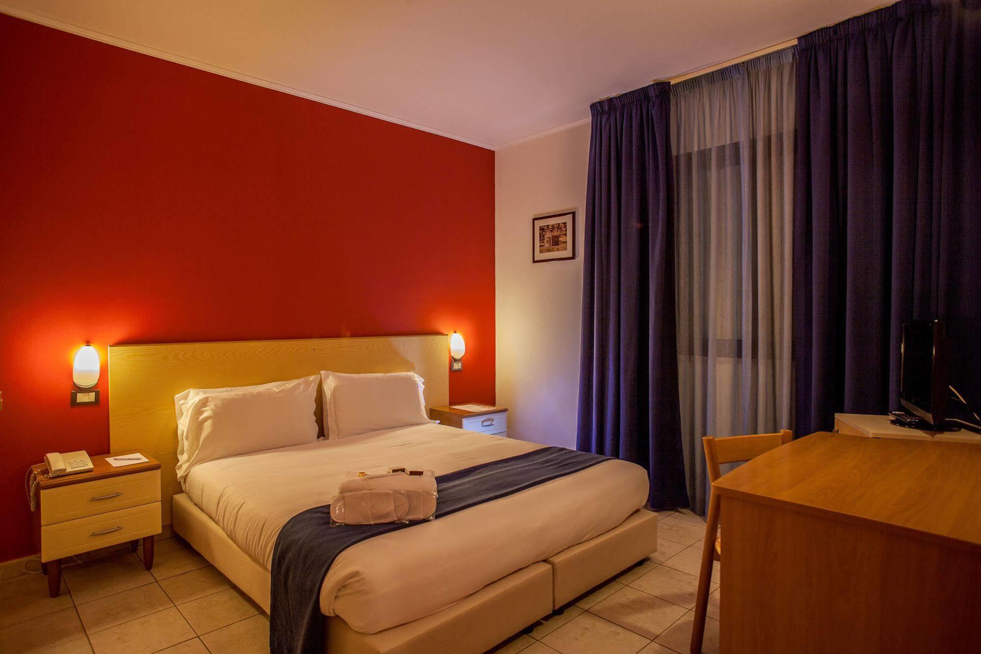 Fly Hotel Cagliari Assemini Esterno foto