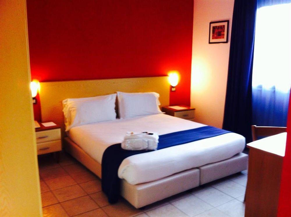 Fly Hotel Cagliari Assemini Esterno foto